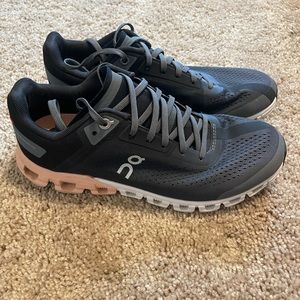 On CloudFlow Women’s Sneakers - Size 7